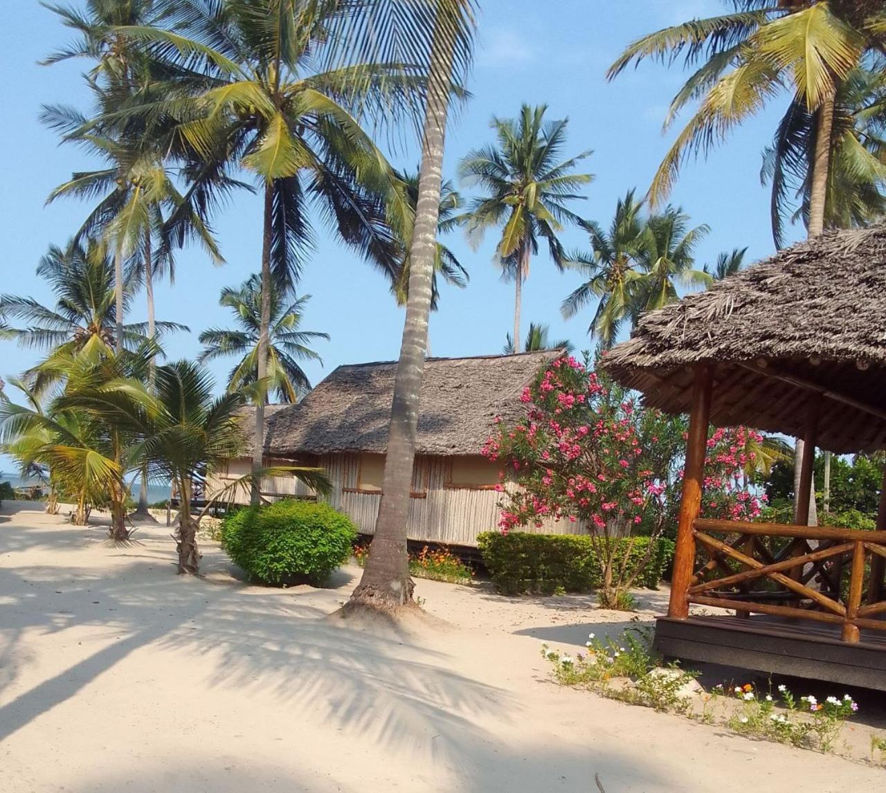 Barry'S Beach Resort Mkwaja Eksteriør billede