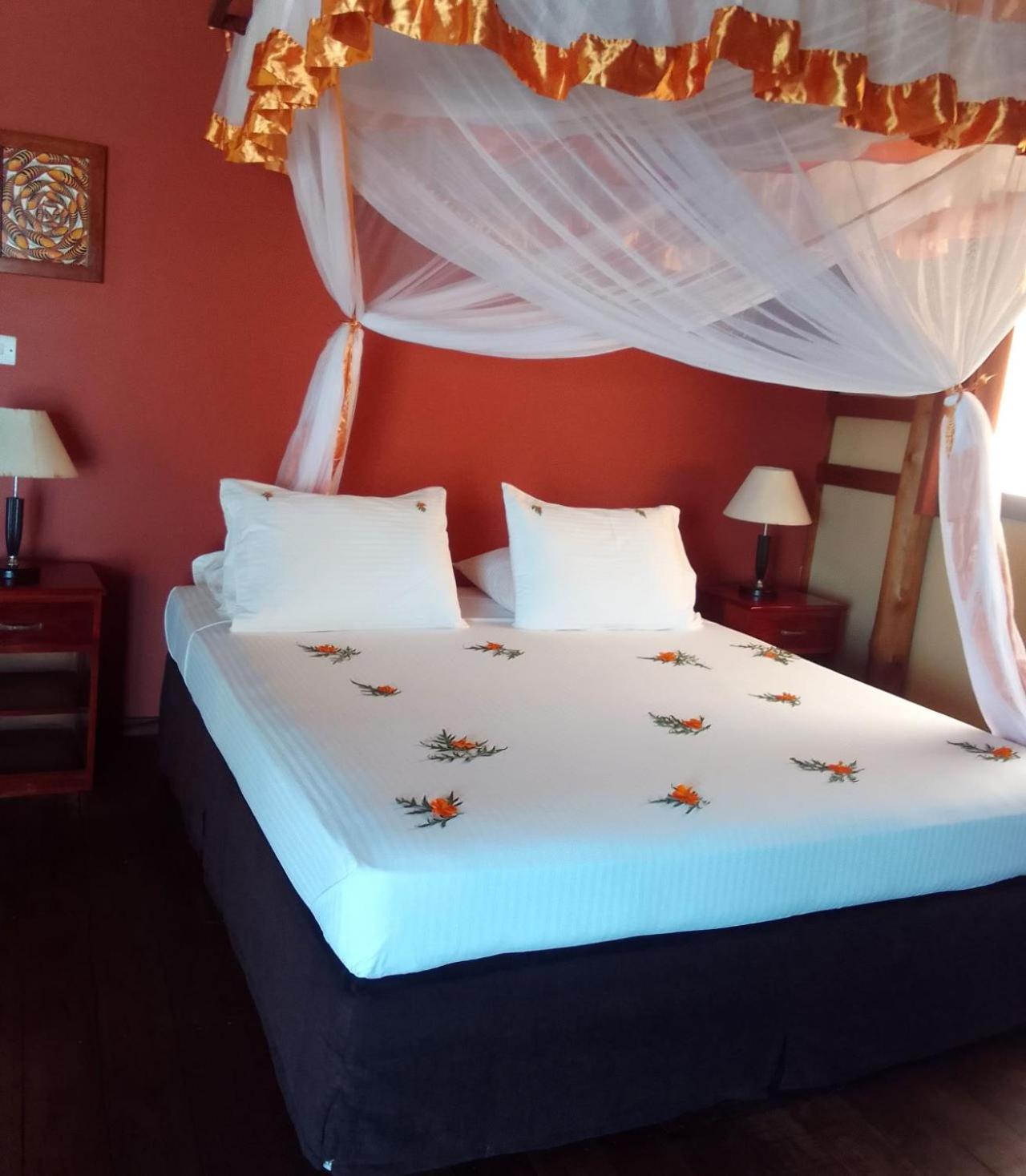 Barry'S Beach Resort Mkwaja Eksteriør billede